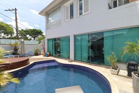 Casa à venda com 349m², 4 quartos e 4 vagas Casa à venda com 349m², 4 quartos e 4 vagasÁrea comum