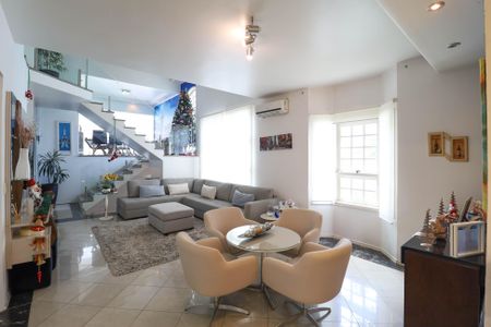 Casa à venda com 349m², 4 quartos e 4 vagas Casa à venda com 349m², 4 quartos e 4 vagasSala 2