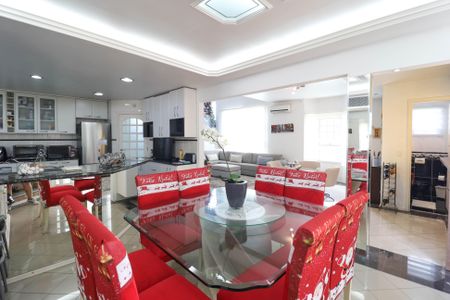 Casa à venda com 349m², 4 quartos e 4 vagas Casa à venda com 349m², 4 quartos e 4 vagasSala de jantar