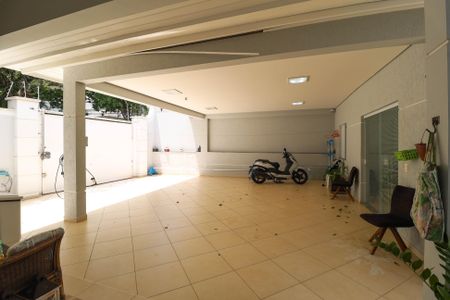 Casa à venda com 349m², 4 quartos e 4 vagas Casa à venda com 349m², 4 quartos e 4 vagasGaragem