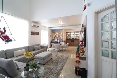 Casa à venda com 349m², 4 quartos e 4 vagas Casa à venda com 349m², 4 quartos e 4 vagasSala 2