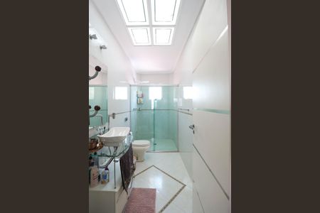 Casa à venda com 349m², 4 quartos e 4 vagas Casa à venda com 349m², 4 quartos e 4 vagasBanheiro da Suíte 2