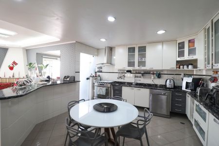 Casa à venda com 349m², 4 quartos e 4 vagas Casa à venda com 349m², 4 quartos e 4 vagasCozinha