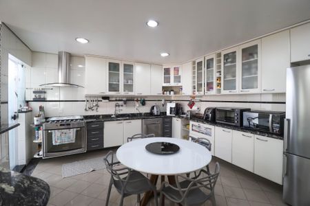 Casa à venda com 349m², 4 quartos e 4 vagas Casa à venda com 349m², 4 quartos e 4 vagasCozinha