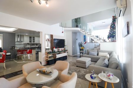 Casa à venda com 349m², 4 quartos e 4 vagas Casa à venda com 349m², 4 quartos e 4 vagasSala 2