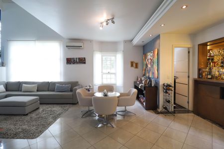 Casa à venda com 349m², 4 quartos e 4 vagas Casa à venda com 349m², 4 quartos e 4 vagasSala 2