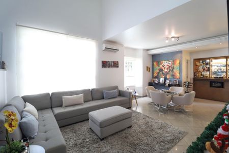 Casa à venda com 349m², 4 quartos e 4 vagas Casa à venda com 349m², 4 quartos e 4 vagasSala 2