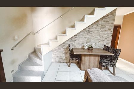 Escada de casa à venda com 2 quartos, 110m² em Vila Roque, São Paulo