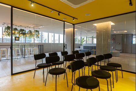 Studio à venda com 22m², 1 quarto e sem vaga Studio à venda com 22m², 1 quarto e sem vagaÁrea comum - Sala de Conferência