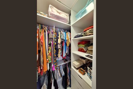 Apartamento à venda com 134m², 3 quartos e sem vagaCloset da suíte 1