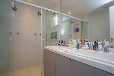 Apartamento à venda com 164m², 3 quartos e 3 vagasBanheiro do quarto 2 Suíte