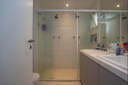 Apartamento à venda com 164m², 3 quartos e 3 vagasBanheiro do quarto 2 Suíte