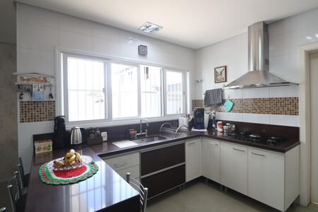 Casa à venda com 233m², 5 quartos e 4 vagasCozinha