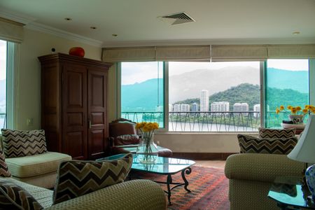 Apartamento à venda com 216m², 4 quartos e 1 vaga Apartamento à venda com 216m², 4 quartos e 1 vagaSala