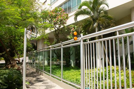 Apartamento à venda com 216m², 4 quartos e 1 vaga Apartamento à venda com 216m², 4 quartos e 1 vagaFachada