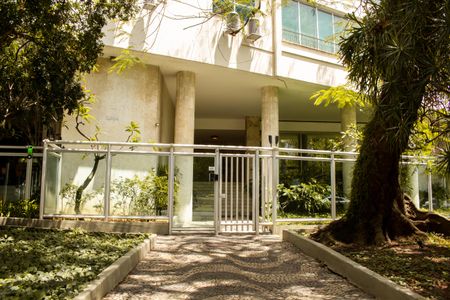 Apartamento à venda com 216m², 4 quartos e 1 vaga Apartamento à venda com 216m², 4 quartos e 1 vagaFachada