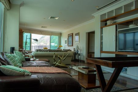 Apartamento à venda com 216m², 4 quartos e 1 vaga Apartamento à venda com 216m², 4 quartos e 1 vagaSala