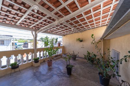 Casa à venda com 400m², 3 quartos e 3 vagas Casa à venda com 400m², 3 quartos e 3 vagasVaranda