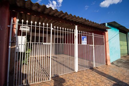 Casa para alugar com 80m², 2 quartos e 2 vagasFachada 