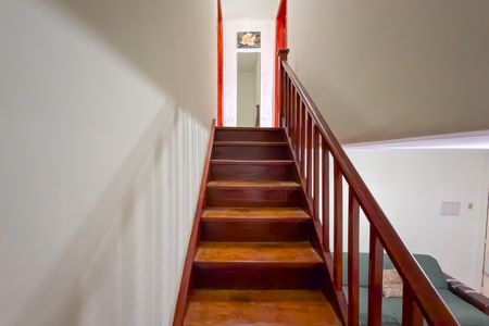 Casa à venda com 128m², 2 quartos e 2 vagasEscada