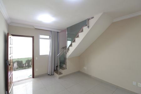 Sala de casa de condomínio à venda com 2 quartos, 77m² em Copacabana, Belo Horizonte