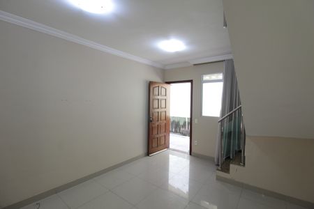 Casa de condomínio à venda com 77m², 2 quartos e 1 vagaSala