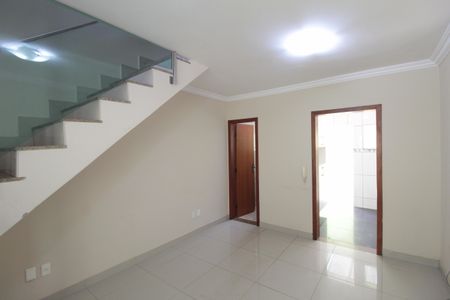 Sala de casa de condomínio à venda com 2 quartos, 77m² em Copacabana, Belo Horizonte