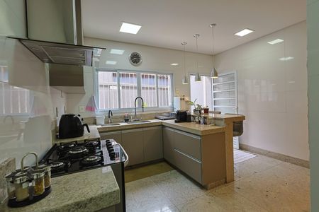 Casa à venda com 330m², 3 quartos e 1 vaga Casa à venda com 330m², 3 quartos e 1 vagaCozinha
