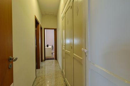 Casa à venda com 330m², 3 quartos e 1 vaga Casa à venda com 330m², 3 quartos e 1 vagaCorredor