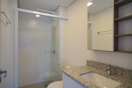 Banheiro de kitnet/studio para alugar com 1 quarto, 83m² em Moinhos de Vento, Porto Alegre