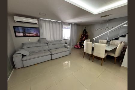 Casa de condomínio à venda com 245m², 2 quartos e 3 vagasSala