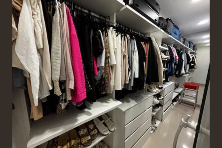 Casa de condomínio à venda com 245m², 2 quartos e 3 vagasCloset da suíte 1