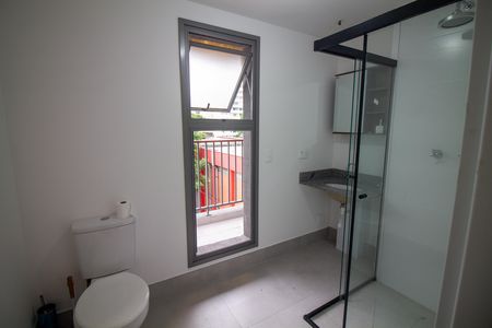 Banheiro social de kitnet/studio para alugar com 1 quarto, 27m² em Santo Amaro, São Paulo