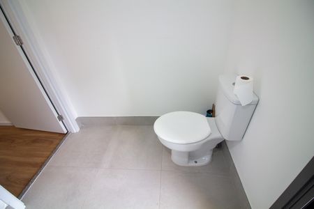 Banheiro social de kitnet/studio para alugar com 1 quarto, 27m² em Santo Amaro, São Paulo