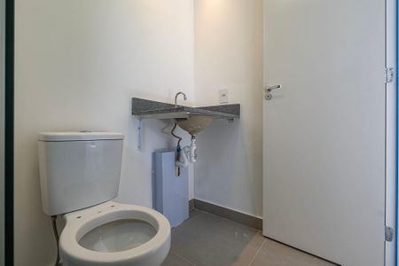 Banheiro de kitnet/studio para alugar com 1 quarto, 24m² em Sumarezinho, São Paulo