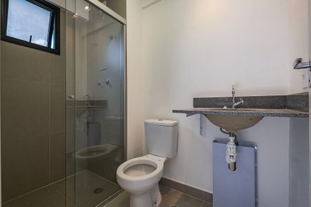 Banheiro de kitnet/studio para alugar com 1 quarto, 24m² em Sumarezinho, São Paulo