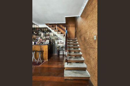 Casa para alugar com 600m², 4 quartos e 3 vagas Casa para alugar com 600m², 4 quartos e 3 vagasEscada