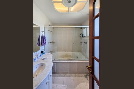 Apartamento à venda com 234m², 3 quartos e 4 vagasBanheiro - Suíte 3