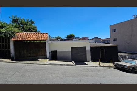 Casa à venda com 250m², 5 quartos e 3 vagasFachada 2