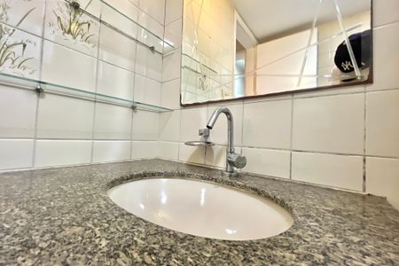Apartamento à venda com 61m², 2 quartos e 1 vaga Apartamento à venda com 61m², 2 quartos e 1 vagaBanheiro da Suíte