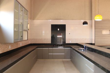 Casa de condomínio para alugar com 225m², 3 quartos e 3 vagasCozinha