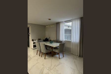 Casa à venda com 230m², 4 quartos e 2 vagasSala de jantar