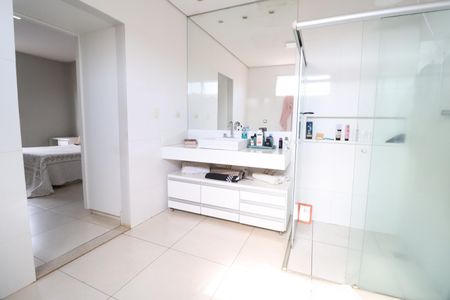 Casa para alugar com 370m², 5 quartos e 3 vagasBanheiro do Quarto 4