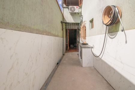 Casa à venda com 300m², 3 quartos e 2 vagasCorredor lateral