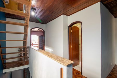 Casa à venda com 300m², 3 quartos e 2 vagasEscadas de acesso quartos