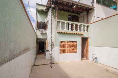Casa à venda com 300m², 3 quartos e 2 vagasVista externa fundos
