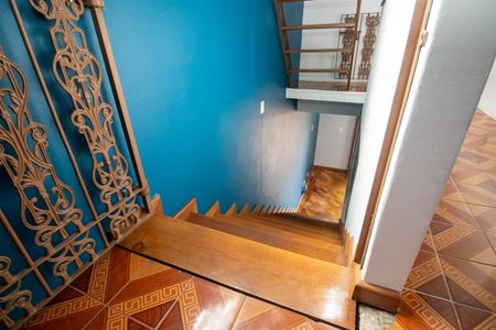 Casa à venda com 300m², 3 quartos e 2 vagasEscadas de acesso quartos