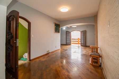 Casa à venda com 300m², 3 quartos e 2 vagasSala