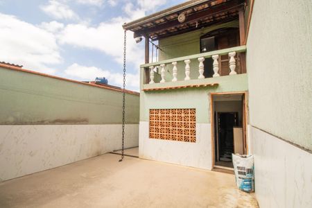 Casa à venda com 300m², 3 quartos e 2 vagasVista externa fundos