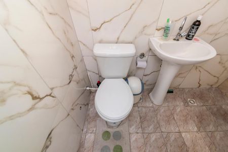 Casa à venda com 220m², 3 quartos e 3 vagasCasa dos fundos - Banheiro